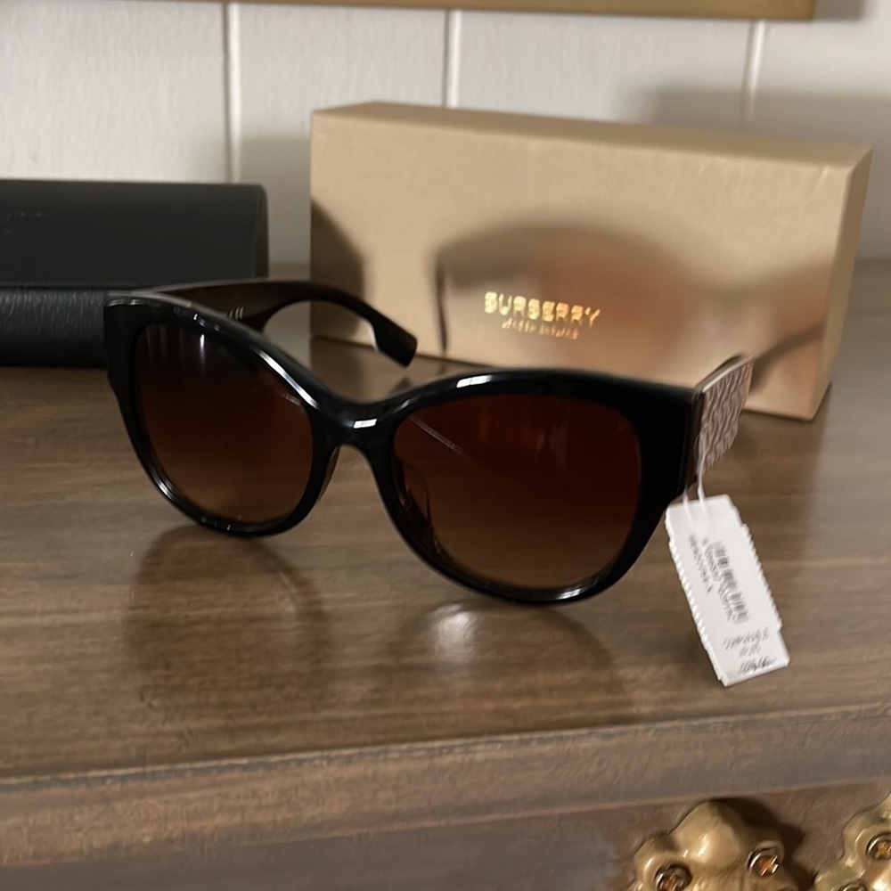 Brand new Burberry sunglasses - Picture 2 of 8